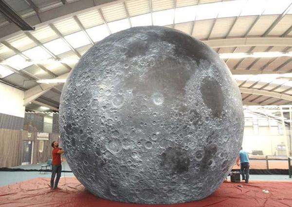 Installation art Moon project هنر چیدمان (Installation art) در اثری به نام پروژه ماه (Moon project)