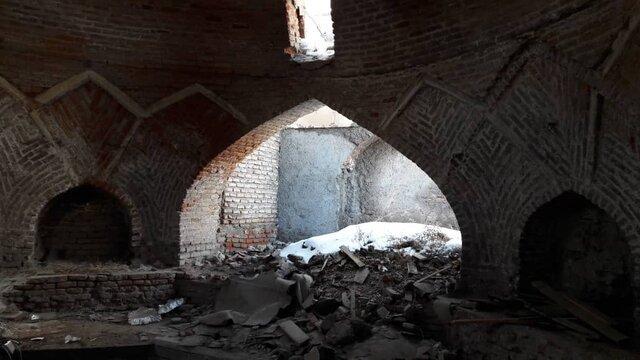 حمام قاجاری در همسایگی شیخ صفی جان می دهد حمام قاجاری در همسایگی شیخ صفی جان می دهد