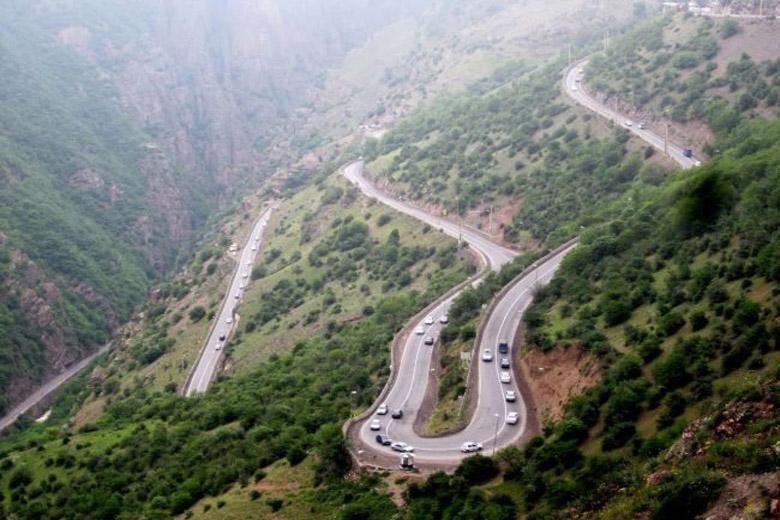 ترافیک نیمه سنگین در کرج-چالوس، بارش باران در دو استان ترافیک نیمه سنگین در کرج-چالوس، بارش باران در دو استان