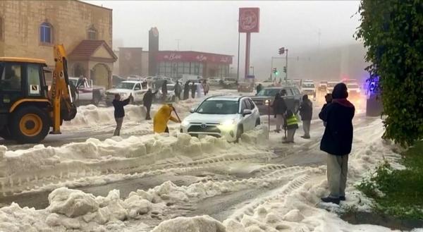 ببینید ، بارش برف سنگین در عربستان ، جمع کردن این برف بولدوزر می خواهد